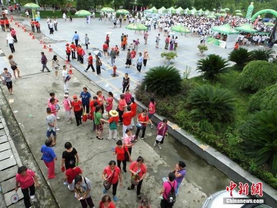 多名大媽直接從工作人員手里搶