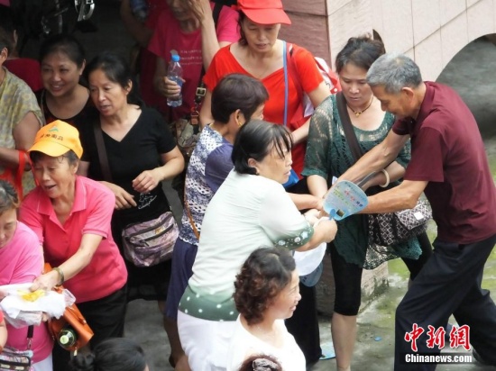 湖北宜昌活動引發(fā)大媽哄搶