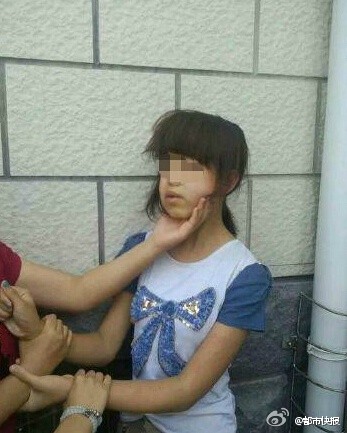 女生被扒光上衣遭群毆
