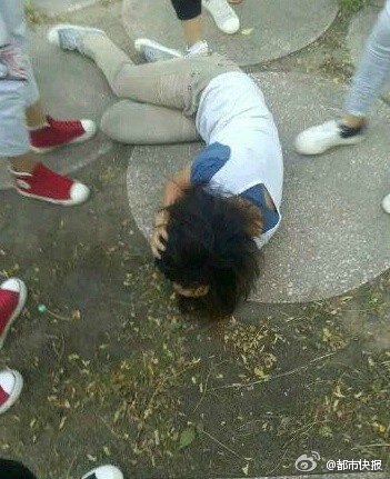 女生被扒光上衣遭群毆