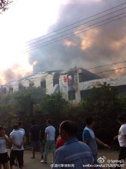 飛云街道四家工廠發生大火