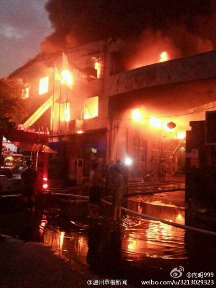 整個工廠被大火包圍