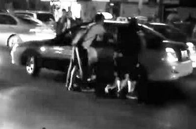 北京豪車男毆打的哥