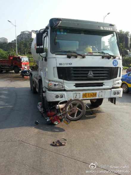 宜賓南岸西區車禍現場圖片