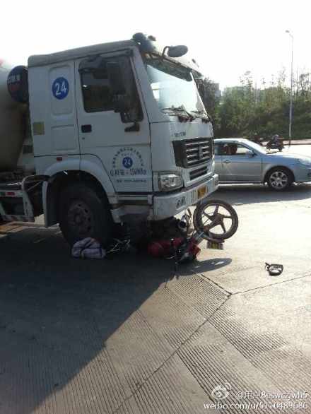 宜賓摩托車與攪拌車相撞