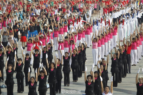 河南駐馬店兩千人齊跳廣場舞