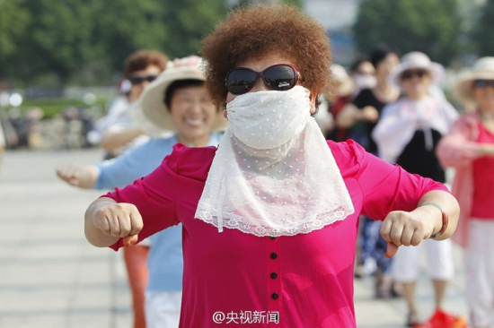 河南駐馬店兩千人齊跳廣場舞