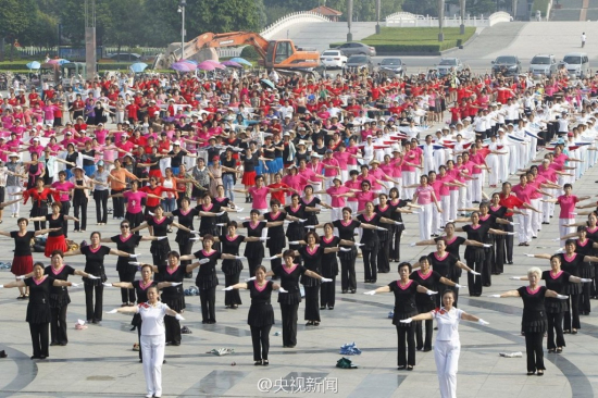 河南駐馬店兩千人齊跳廣場舞