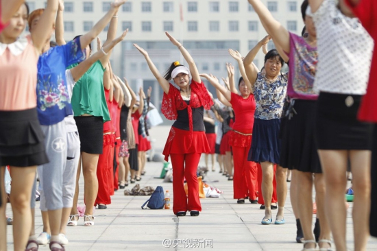 河南駐馬店兩千人齊跳廣場舞
