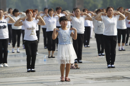 河南駐馬店兩千人齊跳廣場舞