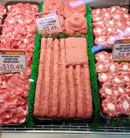 超市擺肉大叔生肉做雕塑