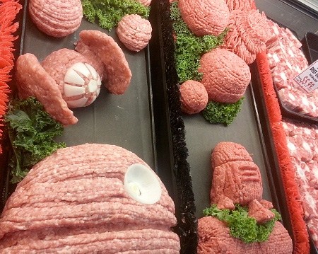 超市擺肉大叔生肉做雕塑