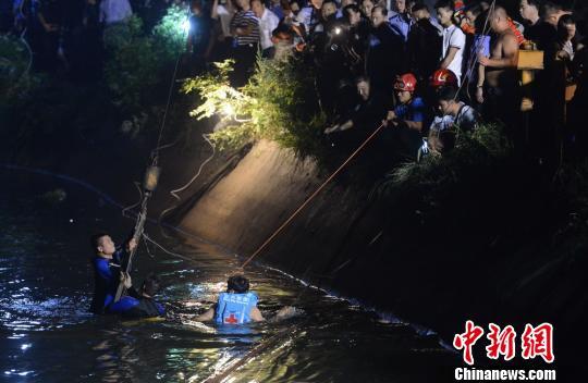 湖南校車車禍:湘潭幼兒園校車翻入水庫車上11人全部遇難