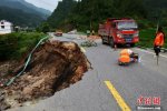 余慶暴雨 2014年7月1日貴州余慶縣暴雨洪水沖毀公路淹