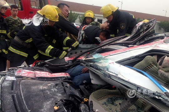 青島轎車被集裝箱壓扁車內兩人奇跡生還