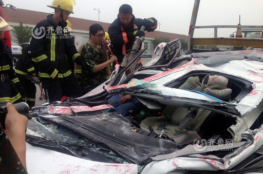 青島轎車被集裝箱壓扁車內兩人奇跡生還