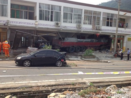 蒼南一村道發(fā)生重大交通事故