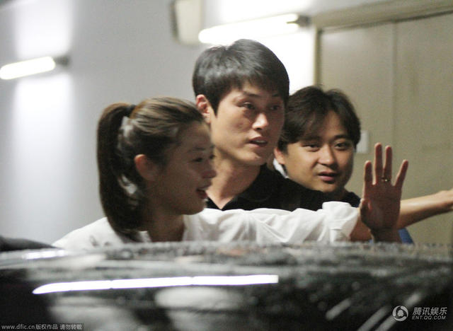 全智賢素顏現(xiàn)身地下車(chē)庫(kù)