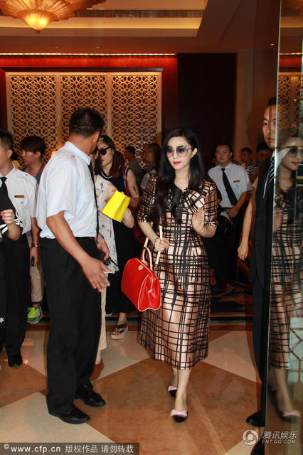 范冰冰亮相成都 眾人護駕女王范十足