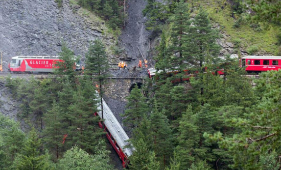 瑞士列車脫軌三節車廂滾下山崖