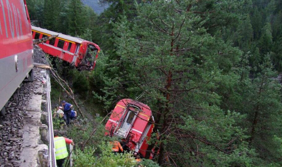 瑞士列車脫軌三節車廂滾下山崖