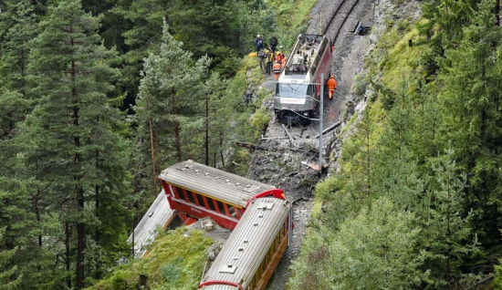 瑞士列車脫軌三節車廂滾下山崖