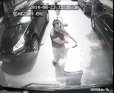 卡宴男毆打女公交司機(jī)引眾怒