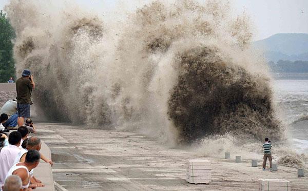 錢(qián)塘江迎來(lái)壯觀大潮 杭州一大伯釣魚(yú)被卷走