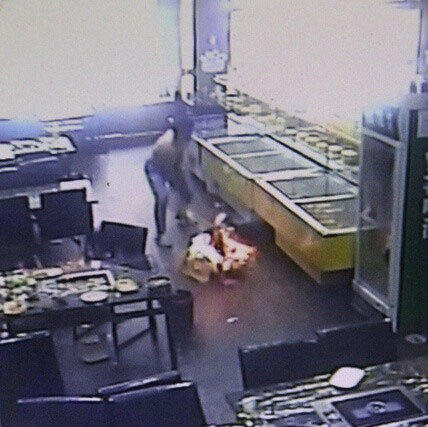 女大學生吃燒烤被燒