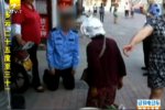城管與大媽當(dāng)街互跪 城管和小販都不容易