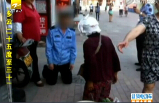 城管與大媽當街互跪