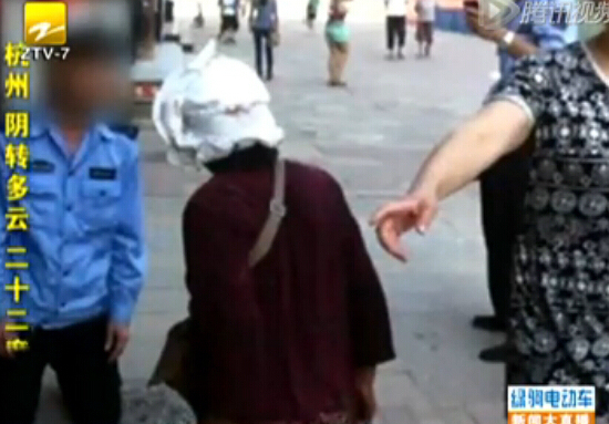 城管與大媽當街互跪