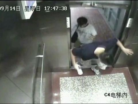 華大電梯事件 大學(xué)男生被電梯卡死