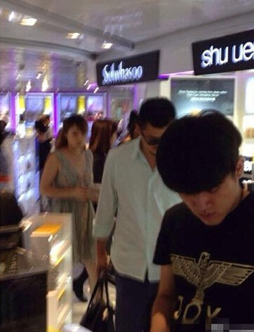 李亞鵬牽手年輕女孩買化妝品