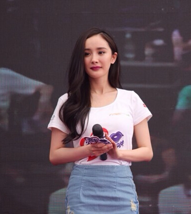 楊冪產(chǎn)后亮相公益活動(dòng)