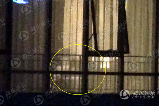 鋒菲公寓親吻畫面