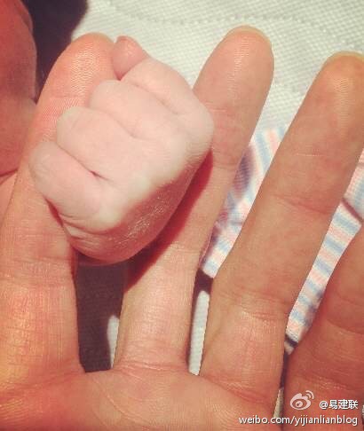 易建聯(lián)當(dāng)爸爸了