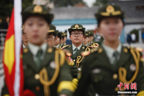 高校女生國旗護衛隊舉行閱兵