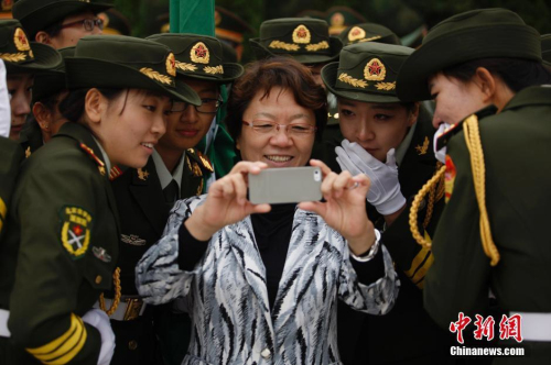 高校女生國旗護衛隊舉行閱兵