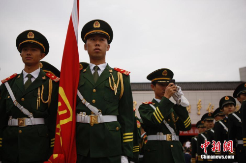 高校女生國旗護衛隊舉行閱兵