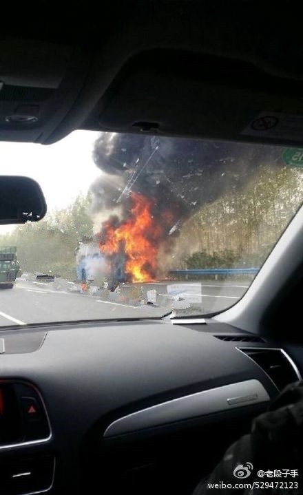 駐馬店到許昌高速上一輛客車起火