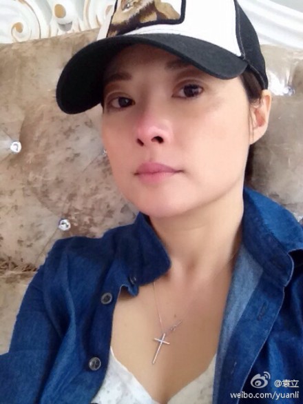 袁立因網(wǎng)友言論痛哭