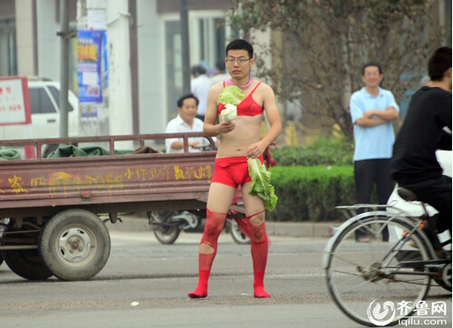 新郎裸身穿絲襪戴胸罩站大街