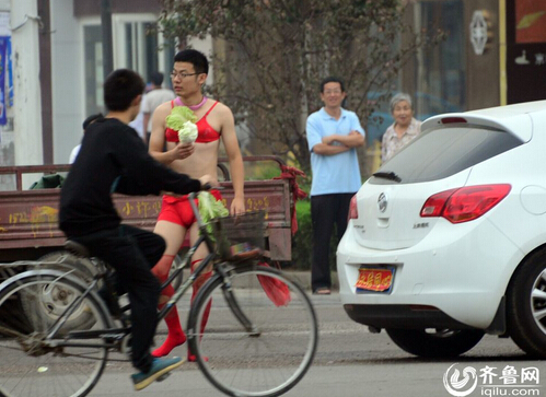 新郎裸身穿絲襪戴胸罩站大街