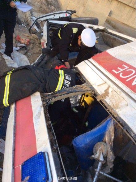 救護車側翻致5死3傷