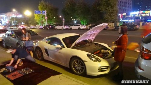 富二代開保時(shí)捷擺地?cái)? /><br />
富二代開保時(shí)捷擺地?cái)?/p>
<p>　　10月17日晚，浙江紹興一位富二代開保時(shí)捷擺地?cái)偅痛┘t衣服的姑娘在街邊賣圍巾。城管看到富二代開保時(shí)捷擺地?cái)偤笞屗x開，小伙子不肯，于是發(fā)生爭(zhēng)執(zhí)引來(lái)路人圍觀。</p>
<p style=