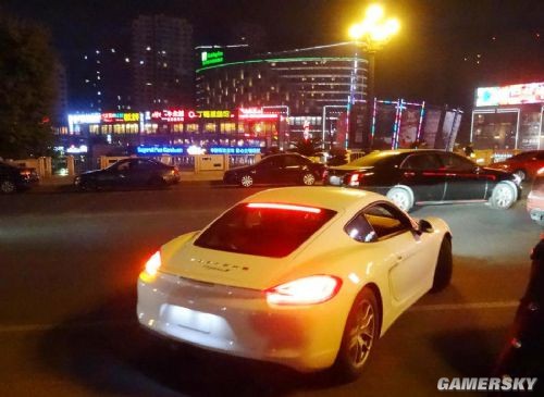 富二代開保時(shí)捷擺地?cái)? /><br />
富二代開保時(shí)捷擺地?cái)?/p>
<p>　　因?yàn)椴蛔寯[地?cái)偅』镒泳秃痛┘t衣服的姑娘把圍巾都收起來(lái)了，同行的一位小伙伴說(shuō)&ldquo;我們?nèi)|街?jǐn)[攤。&rdquo;問(wèn)他們?yōu)槭裁撮_豪車來(lái)擺地?cái)偅f(shuō)要增加社會(huì)經(jīng)驗(yàn)，賺錢是次要的。真是讓人看不懂！</p>　　本文“”來(lái)源：http://m.lzymwhcb.com/news/shehui/56674.html，轉(zhuǎn)載必須保留網(wǎng)址。
<p class=