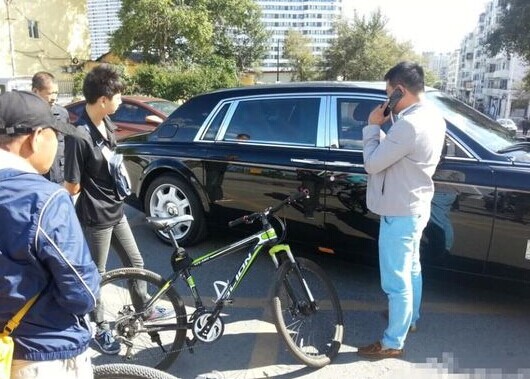 少年騎車剮蹭勞斯萊斯