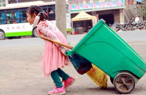 5歲女童當環衛工