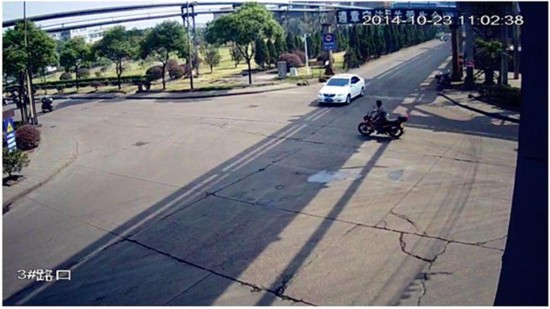 摩托車與汽車碰刮后漏油